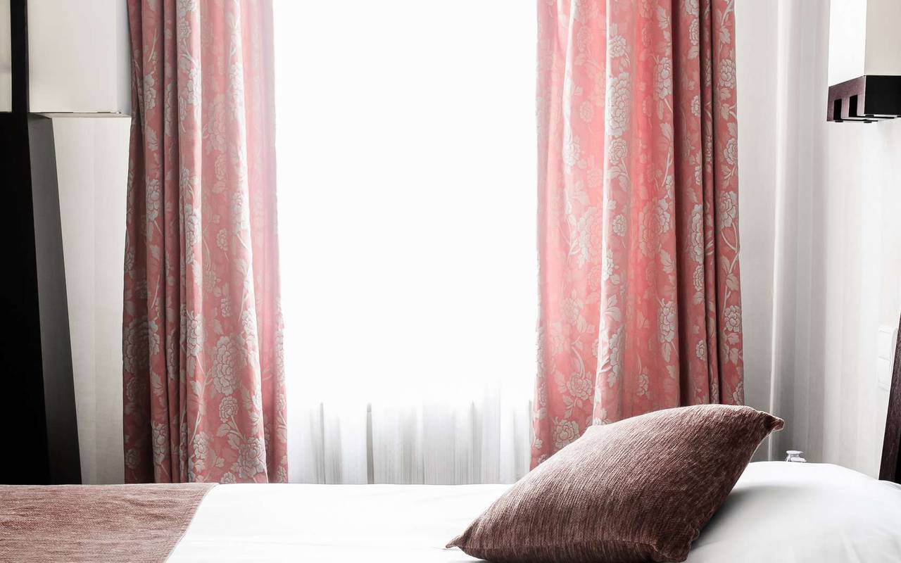 Comfortable bedding accommodation Dijon Chapeau Rouge